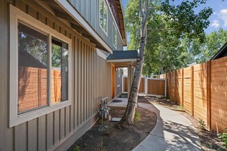 810 NE Oak Pl in Redmond, OR - Building Photo - Building Photo
