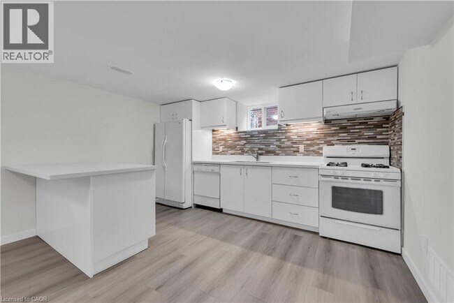 17 Victor Blvd in Hamilton, ON - Building Photo - Building Photo