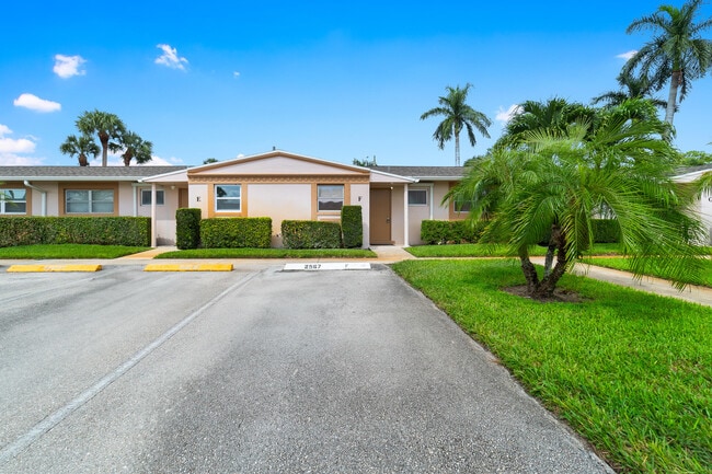 2567 Dudley Dr W in West Palm Beach, FL - Building Photo - Building Photo