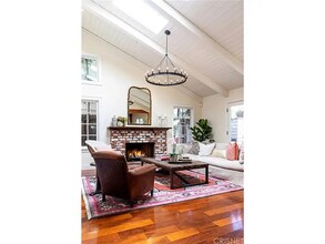 12807 Milbank St in Los Angeles, CA - Foto de edificio - Building Photo