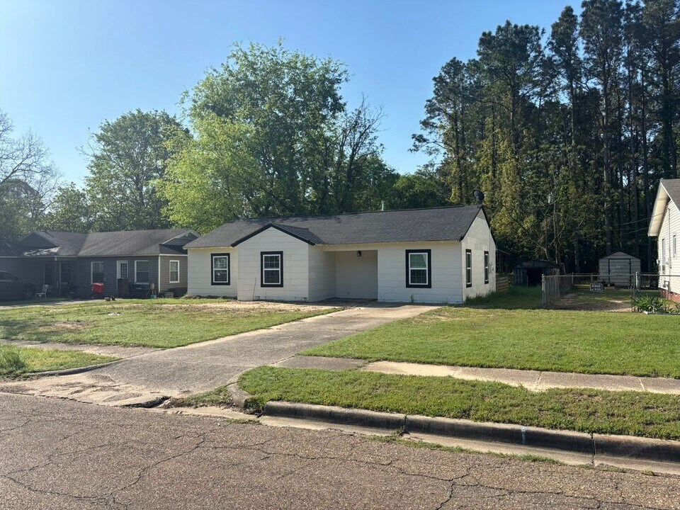 411 Lindsey St in Daingerfield, TX - Building Photo