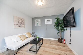 4018 Sealy Ave-Unit -A in Galveston, TX - Building Photo - Building Photo