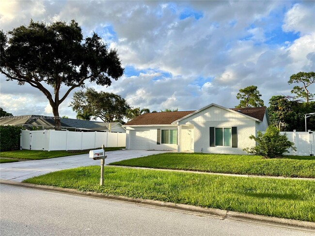 102 Village Cir in Jupiter, FL - Building Photo - Building Photo