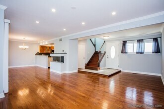 14 Westwood Dr in Indian Head Park, IL - Foto de edificio - Building Photo