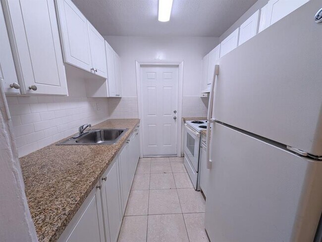 481 Sunshine Dr in Coconut Creek, FL - Building Photo - Building Photo