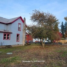1609 NE Waterfront St in Newberg, OR - Building Photo - Building Photo