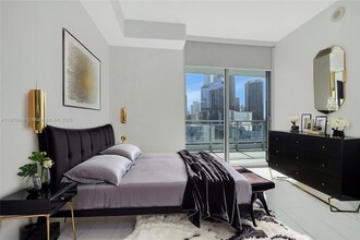 90 SW 3rd St in Miami, FL - Building Photo - Building Photo