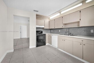 2125 McKinley St, Unit back in Hollywood, FL - Building Photo - Building Photo