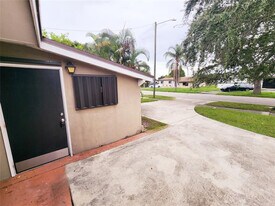 701 SW 68th Terrace in Pembroke Pines, FL - Building Photo