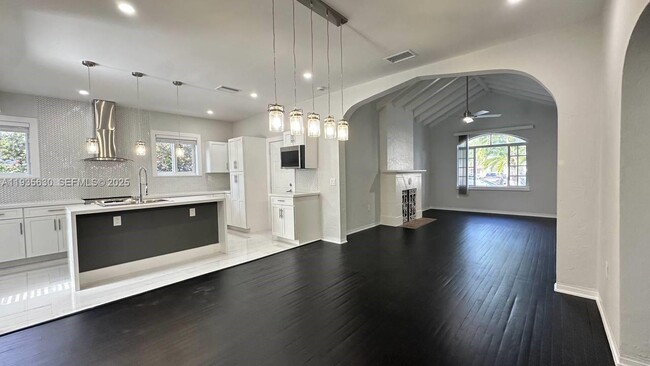 1824 SW 24th St in Miami, FL - Building Photo - Building Photo