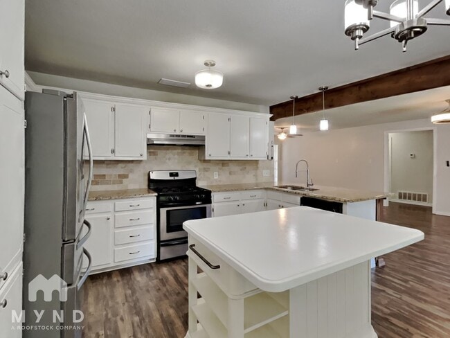 612 S Rough Creek Ct in Granbury, TX - Foto de edificio - Building Photo