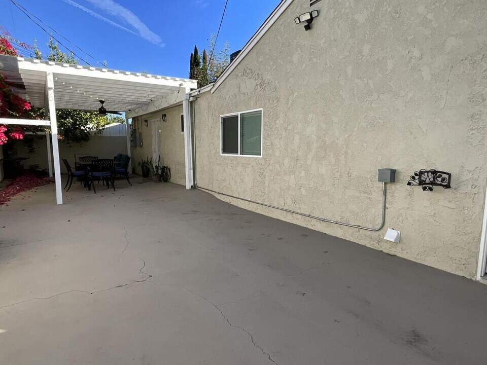 18427 Delano St in Los Angeles, CA - Building Photo