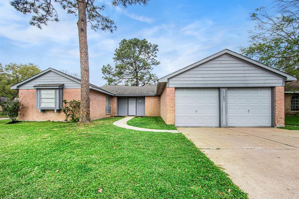 17603 Heritage Bay Dr in Webster, TX - Building Photo