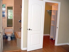 1941 1/2 Holly Dr in Los Angeles, CA - Building Photo - Building Photo