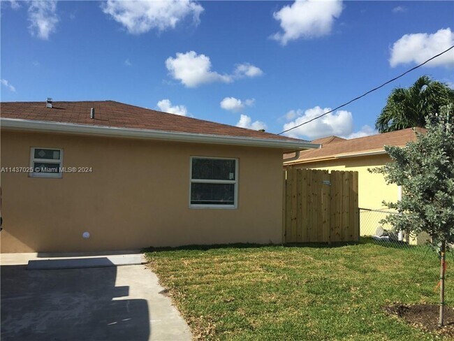 219 NW 7th Ct, Unit 1 in Hallandale Beach, FL - Foto de edificio - Building Photo