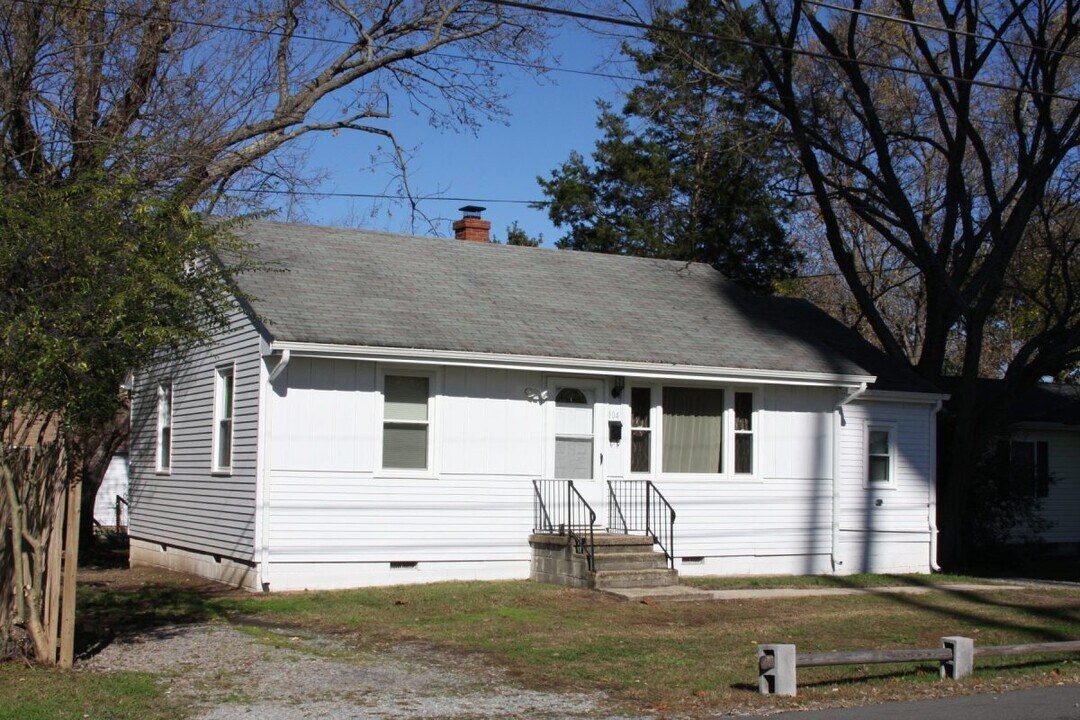 104 N Cedar Ave in Highland Springs, VA - Building Photo