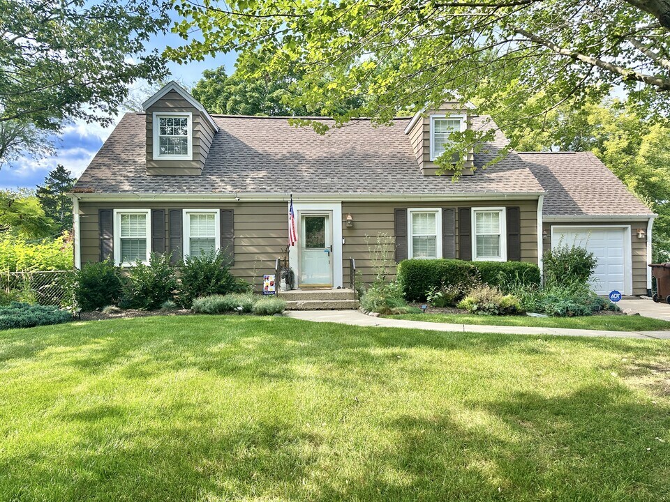 3712 Pinecrest Rd in Rockford, IL - Building Photo