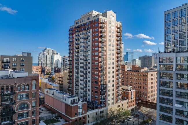 One East Fifteenth Place in Chicago, IL - Building Photo - Building Photo