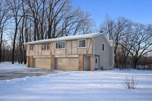 1396 Lakeside Cir in Eagan, MN - Building Photo