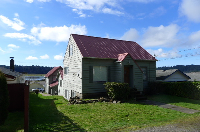 1183 1st St in Gardiner, OR - Building Photo