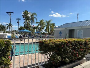 2875 Palm Beach Blvd in Ft. Myers, FL - Building Photo - Building Photo