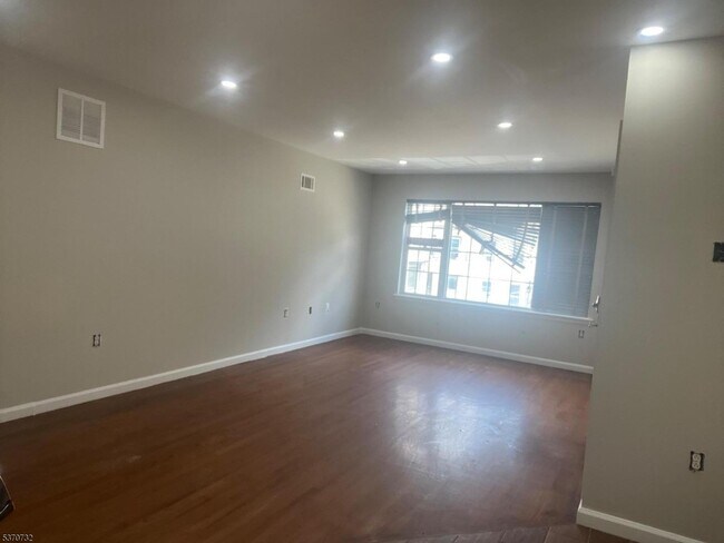 110 Livingston St in Elizabeth, NJ - Foto de edificio - Building Photo