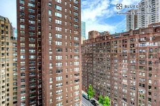 420 E 54th St in New York, NY - Foto de edificio - Building Photo