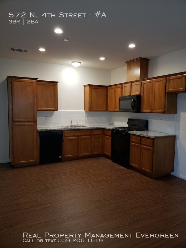 572 N 4th St-Unit -#A in Porterville, CA - Foto de edificio - Building Photo