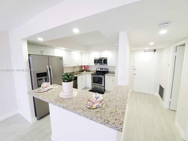 18011 Biscayne Blvd in Aventura, FL - Foto de edificio - Building Photo