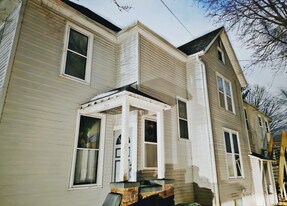 1124 S High Ave, Unit Large Duplex Unit in Freeport, IL - Building Photo