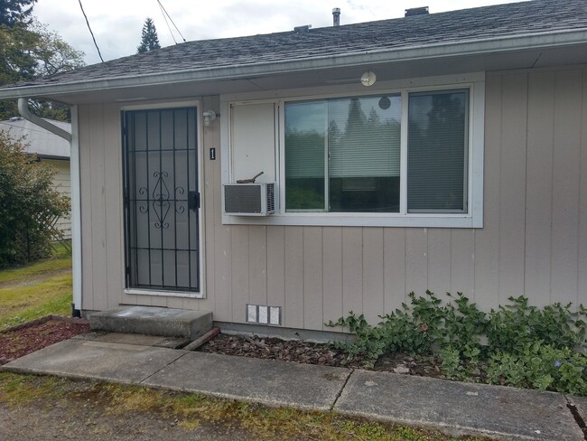121 NE Long St in Canyonville, OR - Building Photo - Building Photo