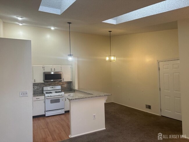 450 Northam Dr in North Brunswick, NJ - Building Photo - Building Photo