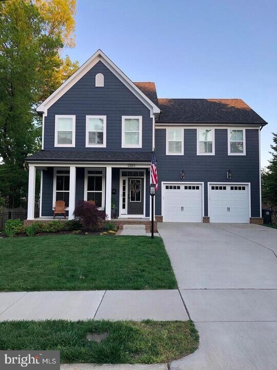 1202 Buckner St in Fredericksburg, VA - Foto de edificio