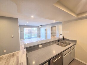 327 Chestnut Ave in Long Beach, CA - Building Photo - Building Photo