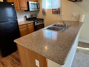 10920 Apricot St, Unit A in Oakland, CA - Foto de edificio - Building Photo