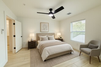 2204 W San Antonio St in New Braunfels, TX - Building Photo - Building Photo