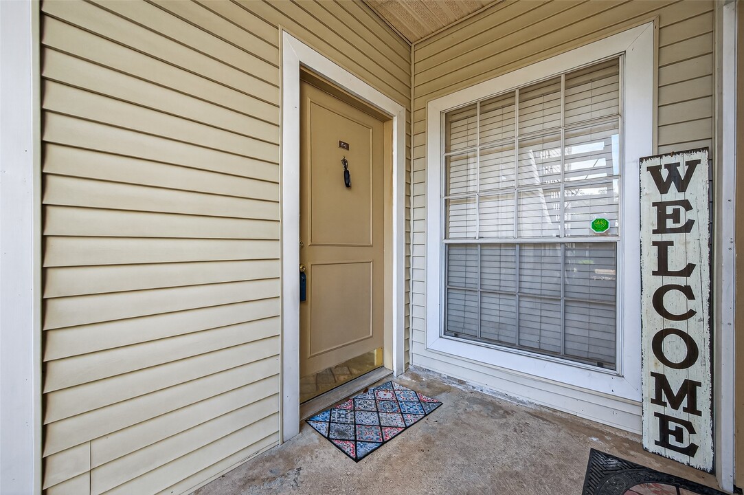 9809 Richmond Ave. in Houston, TX - Building Photo