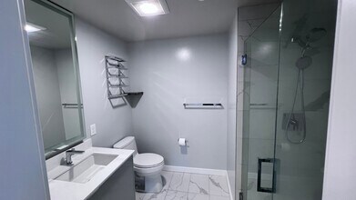 450 S Main St, Unit 801 in Seattle, WA - Building Photo - Building Photo