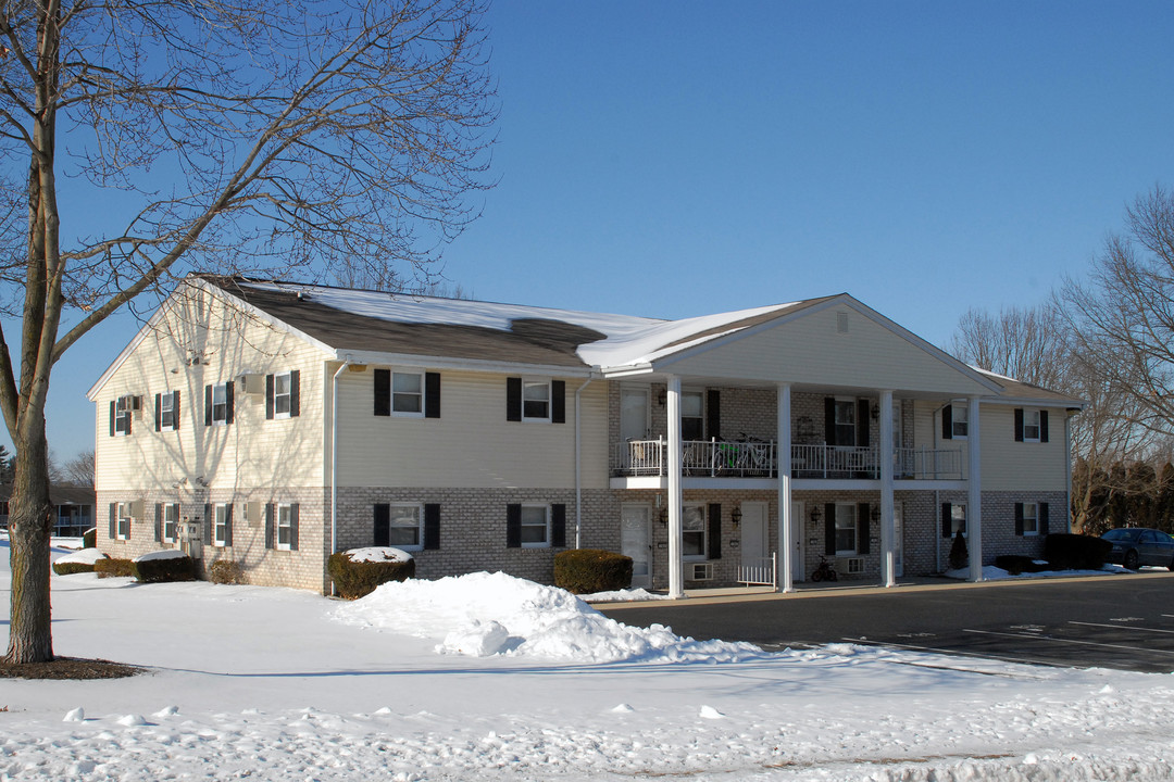 184 Colonial Dr in Akron, PA - Foto de edificio