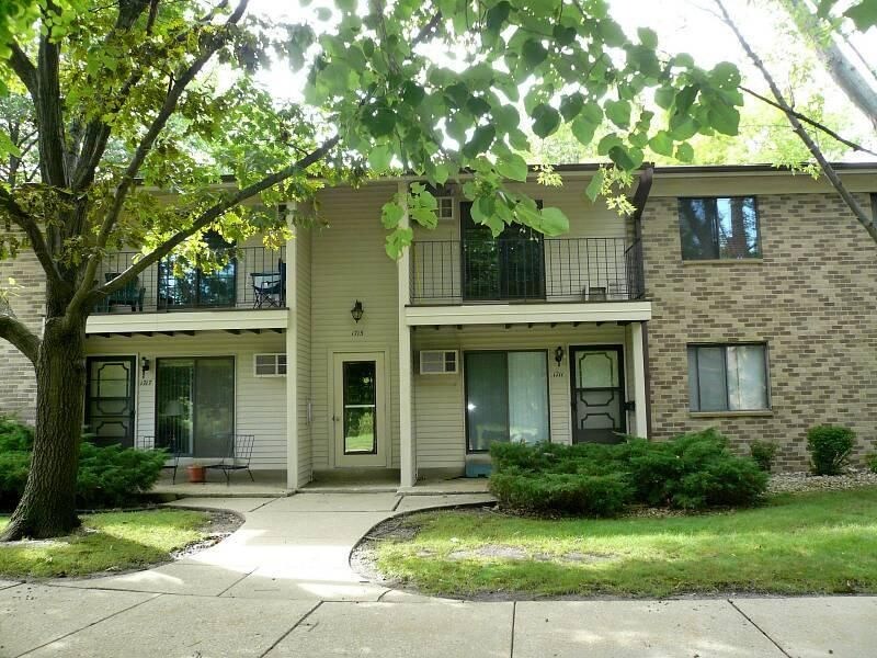 1715 S Coachlight Dr in New Berlin, WI - Building Photo