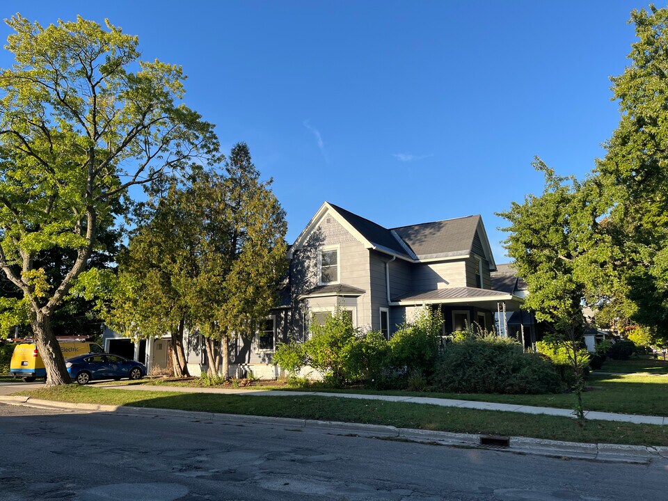 403 W Eleventh St, Unit B in Traverse City, MI - Foto de edificio