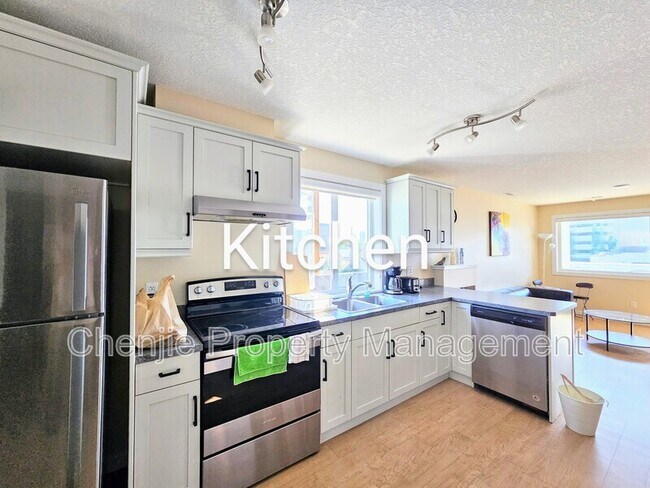10905-10998 98 St NW in Edmonton, AB - Building Photo - Building Photo