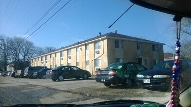 4100 S 51st St in Greenfield, WI - Foto de edificio - Building Photo
