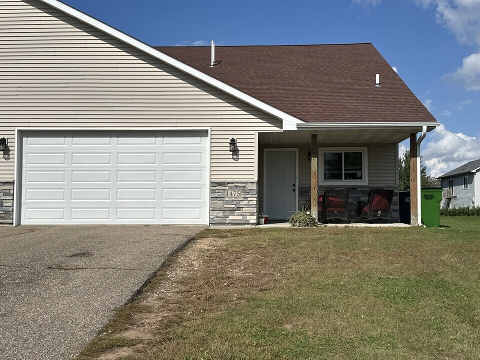 1475 Quail Run in New Richmond, WI - Foto de edificio