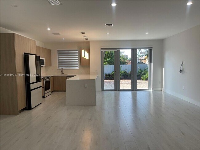 3155 NW 103rd St-Unit -3157 in Miami, FL - Foto de edificio - Building Photo