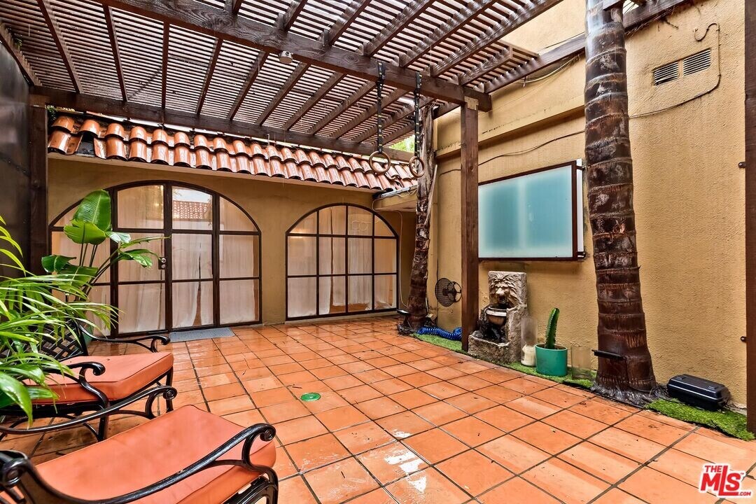 430 N Harper Ave in West Hollywood, CA - Building Photo