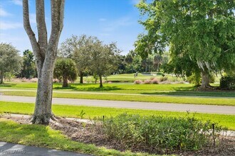 1375 Mainsail Dr in Naples, FL - Foto de edificio - Building Photo