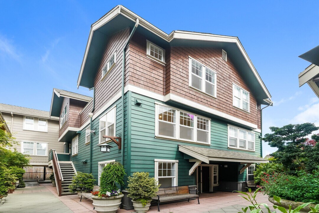 5430 California Ave SW in Seattle, WA - Building Photo