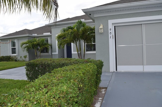 901 SW Haleyberry Ave in Port St. Lucie, FL - Building Photo - Building Photo