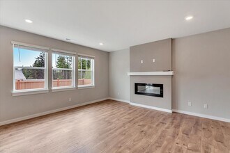 18825 13th Ave W in Lynnwood, WA - Foto de edificio - Building Photo